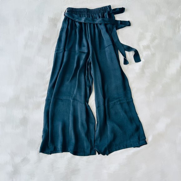 🌟 Flowy Black Pants with Silk-Like Texture 🌟 - Picture 9 of 9